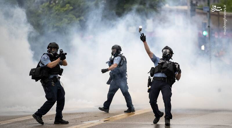 افشای ابعاد جدیدی از وحشیگری نیروهای پلیس و نظامی آمریکا/ شلیک مستقیم  گازاشک‌آور به معترضان + عکس و فیلم - مشرق نیوز