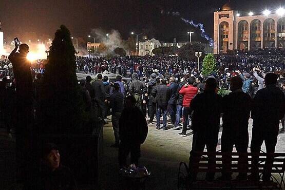 معترضان قرقیزی پارلمان را تصرف کردند