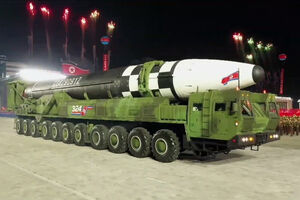 نگاهی به رژه بزرگ ارتش کره شمالی/ رونمایی از موشکی که تمام خاک آمریکا را هدف قرار میدهد +تصاویر موشک قاره پیما - کراپشده