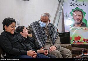 عکس/ دیدار سردار نقدی با خانواده شهید امر به معروف «محمد محمدی»