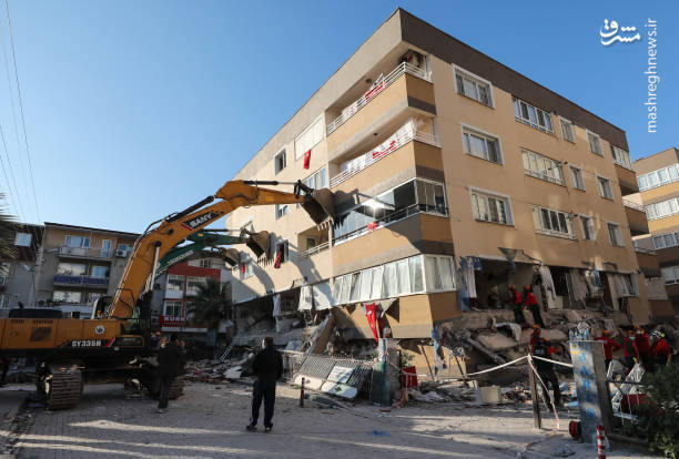 عکس/ نگه داشتن ساختمان با جرثقیل در ترکیه