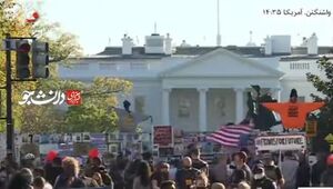 فیلم/واژگون کردن پرچم آمریکا توسط معترضان مقابل کاخ‌سفید