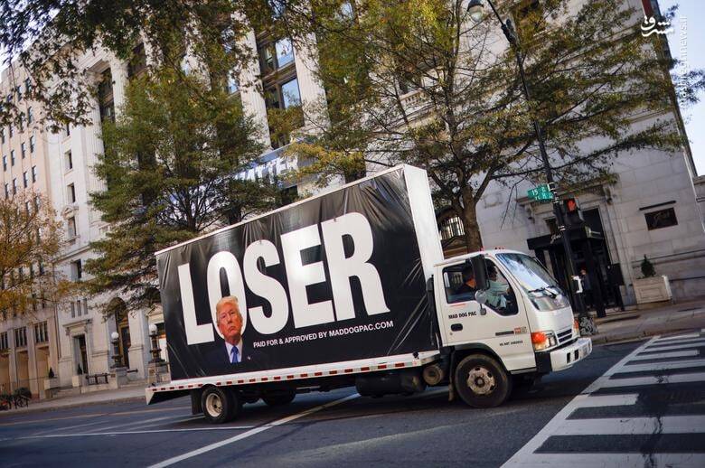 عکس/ بنر جالب یه کامیون مقابل کاخ سفید