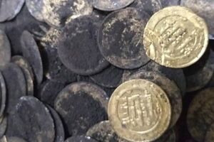 کشف ۱۴ سکه و یک جام عتیقه در میامی - کراپ‌شده