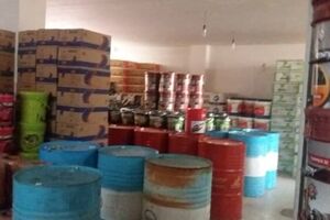کشف انبار احتکار روغن خودرو در اصفهان +عکس کشف انبار احتکار روغن خودرو در اصفهان+ تصاویر - کراپشده