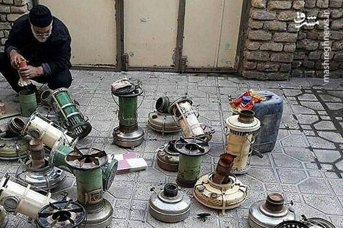 عکس/ تعمیر چراغ‌های نفتی قدیمی