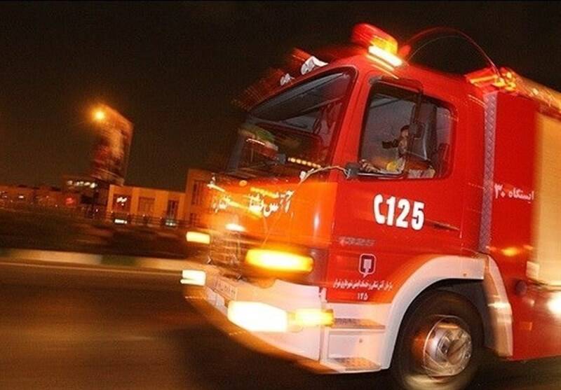 مصدومیت ۳ آتش‌نشان تهرانی بر اثر ریزش یک سوله +فیلم
