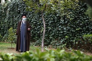 عکس/ کاشت دو نهال میوه توسط رهبر انقلاب