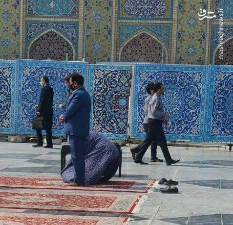 نماز خواندن یک اهل سنت در حرم امام رضا +عکس نماز خواندن یک اهل سنت در حرم امام رضا +عکس