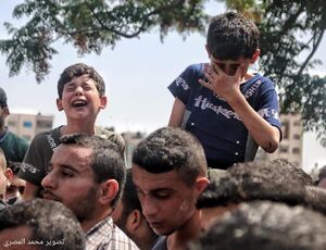 اشک کودک فلسطینی در تشییع پیکر دوستانش