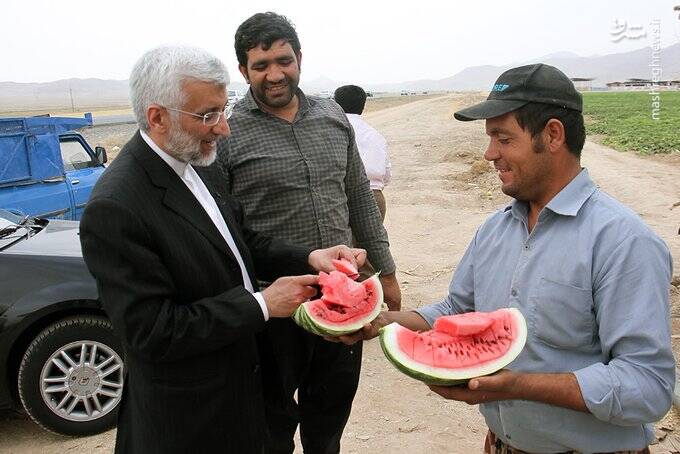 این در شأن رئیس جمهوره که اینجوری هندونه بخوره؟!+ عکس