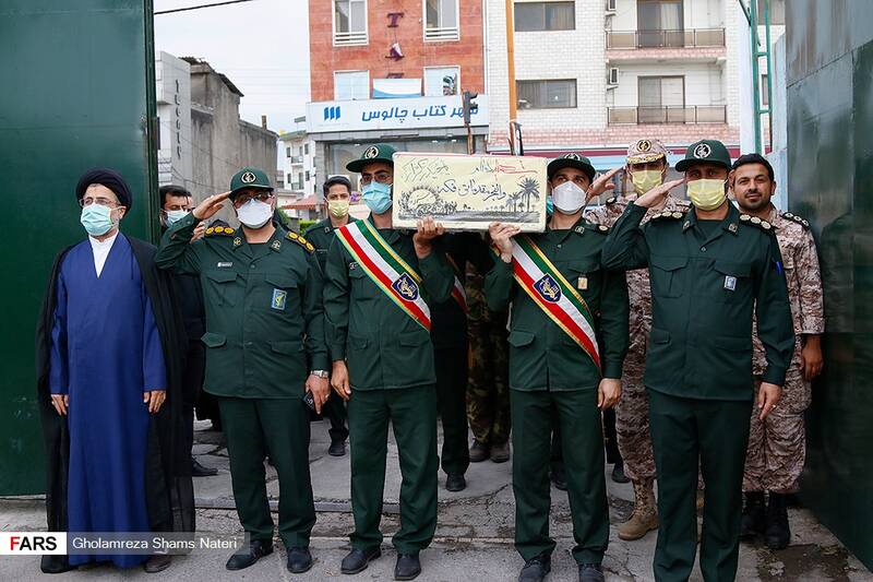 حضور امام جمعه چالوس و فرمانده ناحیه مقاومت سپاه و ادای احترام به پیکر شهید خوشنام