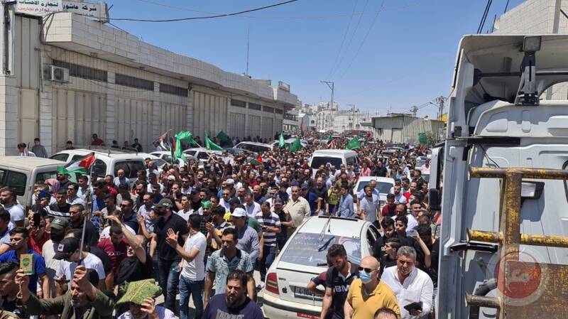 شعار «الشعب یرید اسقاط النظام» علیه تشکیلات خودگردان در تشییع جنازه فعال فلسطینی