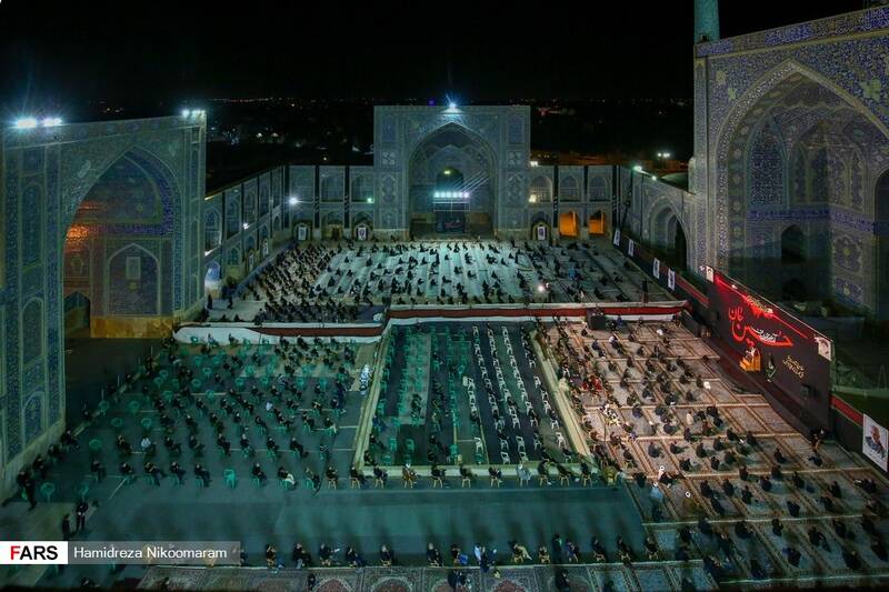 نمایی از عزاداران حسینی حاضر در مسجد امام اصفهان