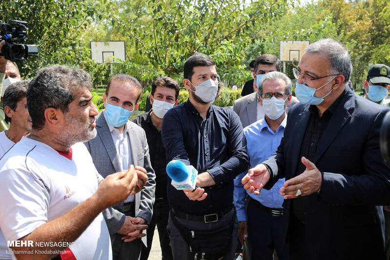 گفتگوی شهردار تهران با مردم در حاشیه بازدید از مرکز واکسیناسیون بوستان بعثت