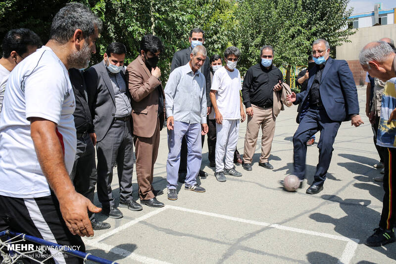 در حاشیه بازدید علیرضا زاکانی از مرکز واکسیناسیون بوستان بعثت شهردار تهران با افرادی که در پارک در حال ورزش بودند همراه شد