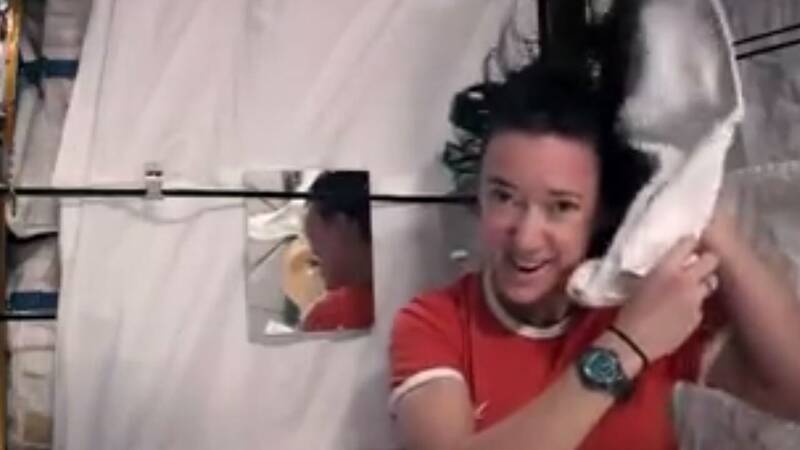 فیلم/ نحوه شستن موی سر در فضا