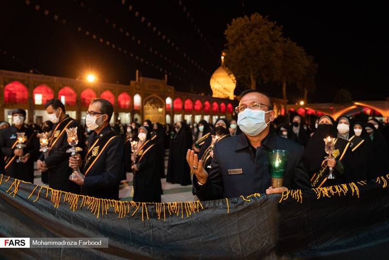 حضور خُدام در مراسم لاله‌گردانی شب اربعین حسینی در حرم مطهر حضرت شاهچراغ (ع) شیراز