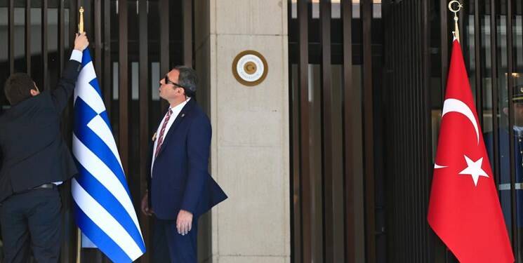 وزیر دفاع ترکیه: یونان نباید تحت تاثیر کشورهای دیگر قرار گیرد