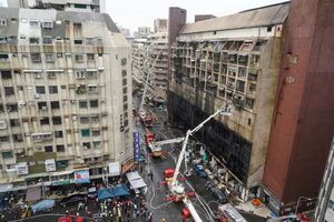 آتش سوزی مرگبار در ساختمانی مسکونی و تجاری