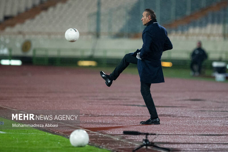 یحیی گل محمدی در حال کنترل توپ در کنا زمین در دیدار تیم های فوتبال پرسپولیس تهران و گل گهر سیر جان است