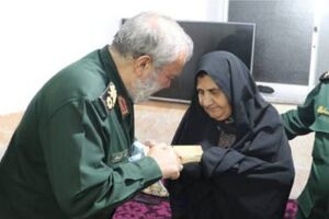 سردار فدوی با والدین شهید ملک شاهکوهی در گلستان دیدار کرد سردار فدوی با والدین شهید ملک شاهکوهی در گلستان دیدار کرد - کراپشده