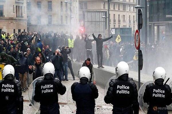 پلیس بلژیک به معترضان کرونایی با گاز اشک آور حمله ور شد