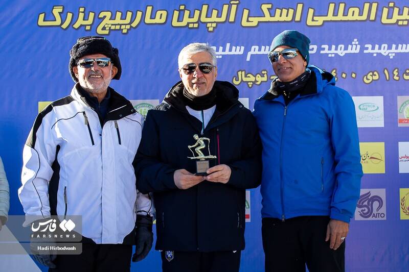 اهدای نشان اسکی به حمید سجادی وزیر ورزش و جوانان در مرحله دوم مسابقات اسکی آلپاین آنتخابی المپیک 2022