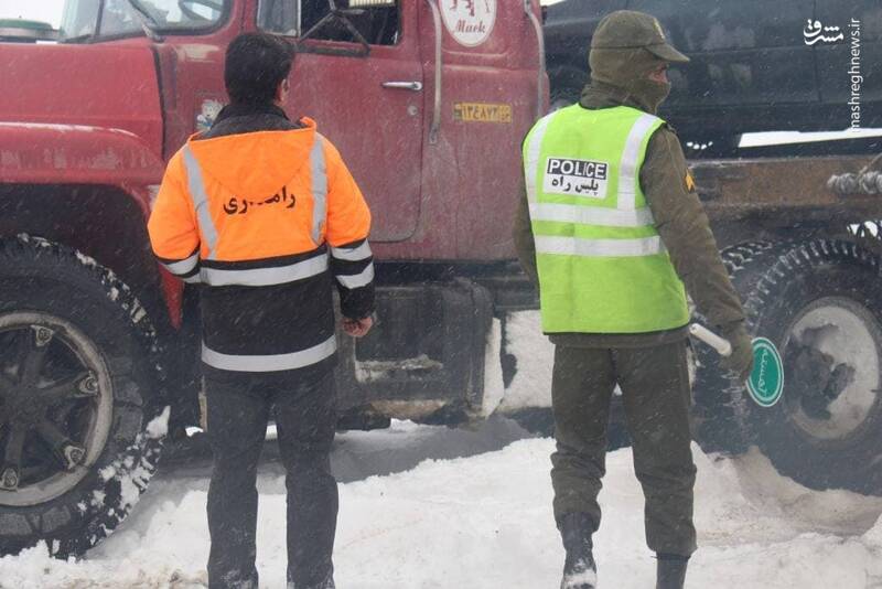 عکس/ خودروهای گرفتار در برف زنجان