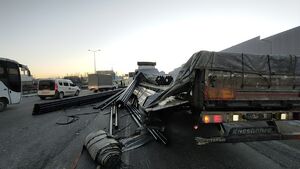 عکس/ سقوط لوله‌های آهنی از کامیون