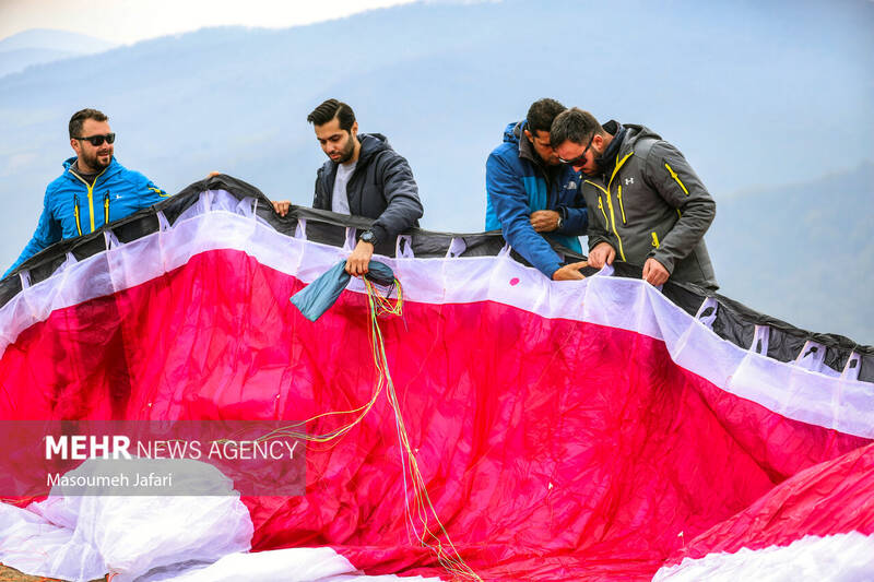 پرواز  با پاراگلایدر در آسمان ساری