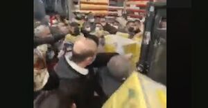 فیلم/ هجوم شهروندان ترکیه‎ای به فروشگاه‌ها
