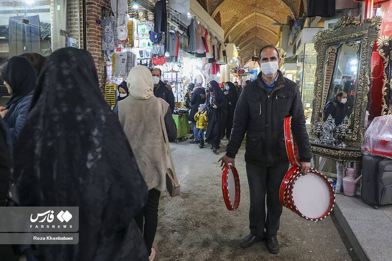 مردی در حال دستفروشی کردن در راسته بازار تاریخی اردبیل