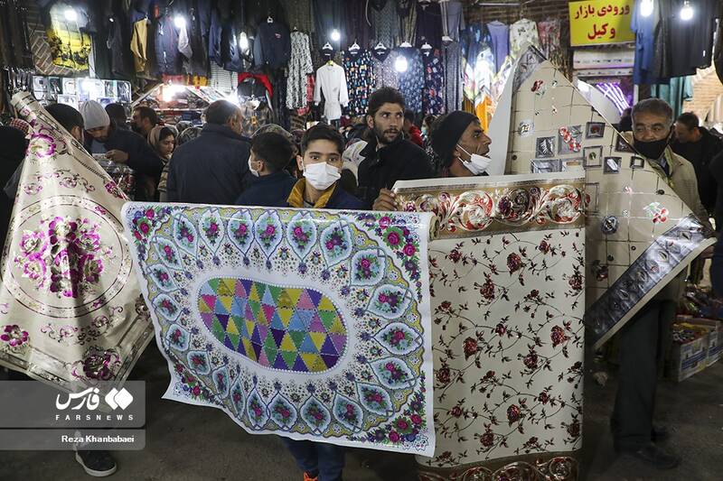 مردی در حال دستفروشی کردن در راسته بازار تاریخی اردبیل