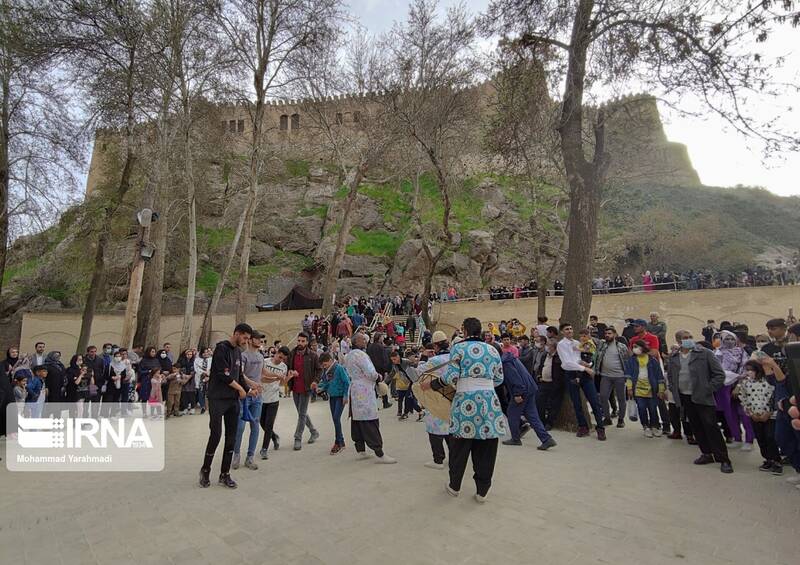 استقبال مسافران نوروزی از قلعه فلک‌الافلاک خرم‌آباد