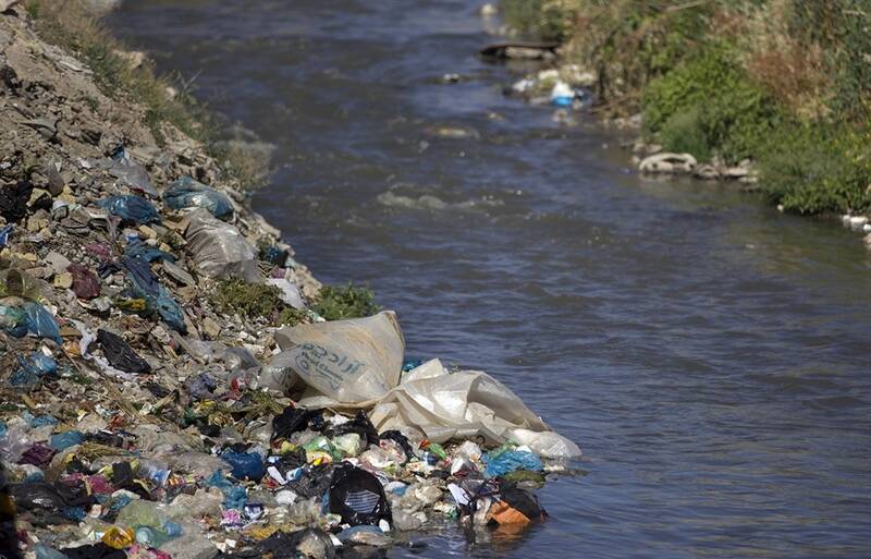 فیلم/ امواج زباله در یک رودخانه