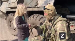 عکس/ سرباز روس و کودک اوکراینی