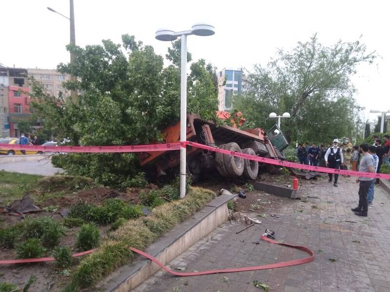 فیلم/ ترمز بریدن جرثقیل در کرج حادثه‌ساز شد