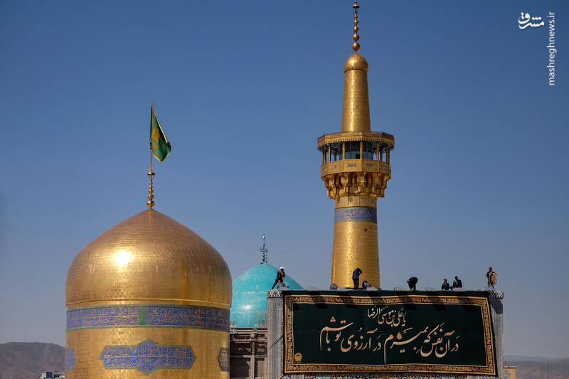 عکس/ نصب کتیبه‌های ولادت امام رضا(ع) در حرم رضوی