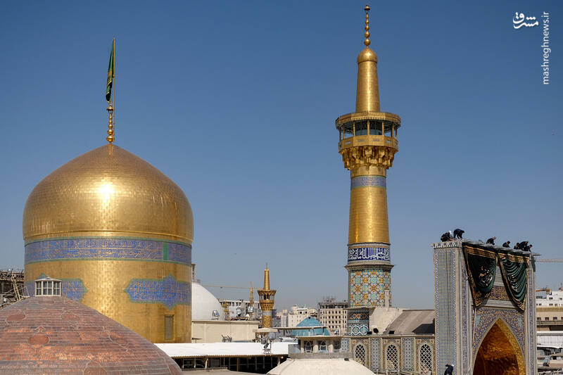 عکس/ نصب کتیبه‌های ولادت امام رضا(ع) در حرم رضوی