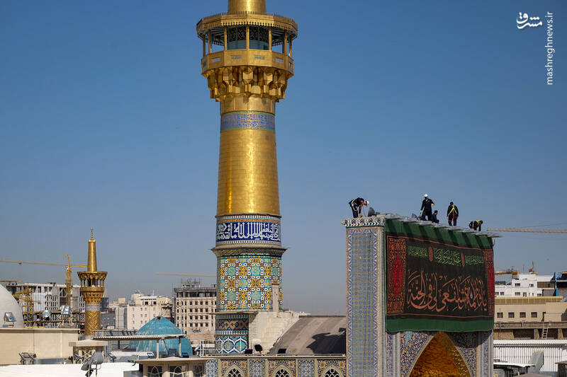 عکس/ نصب کتیبه‌های ولادت امام رضا(ع) در حرم رضوی