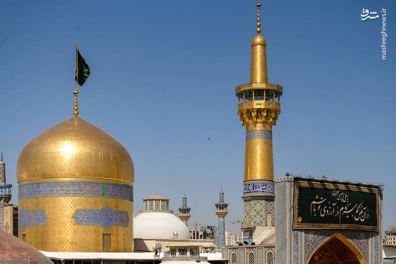 عکس/ نصب کتیبه‌های ولادت امام رضا(ع) در حرم رضوی