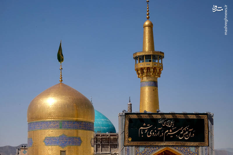 عکس/ نصب کتیبه‌های ولادت امام رضا(ع) در حرم رضوی