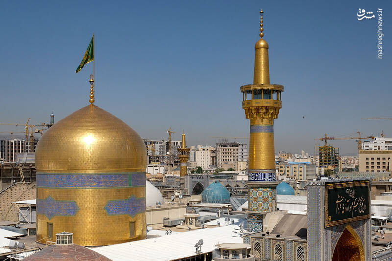 عکس/ نصب کتیبه‌های ولادت امام رضا(ع) در حرم رضوی