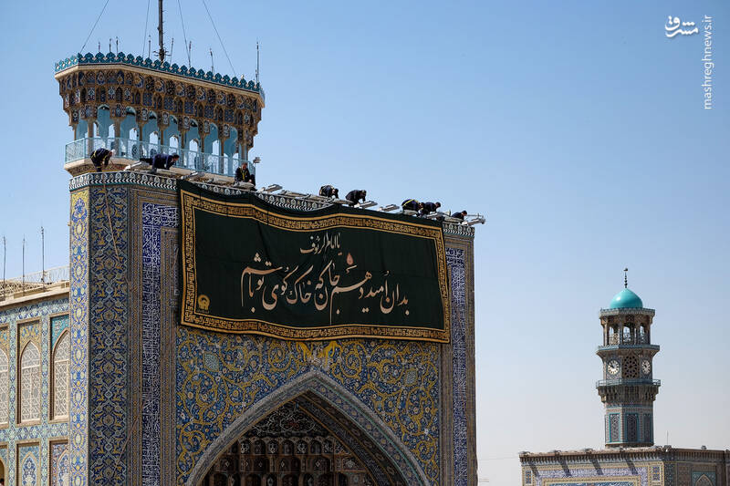 عکس/ نصب کتیبه‌های ولادت امام رضا(ع) در حرم رضوی