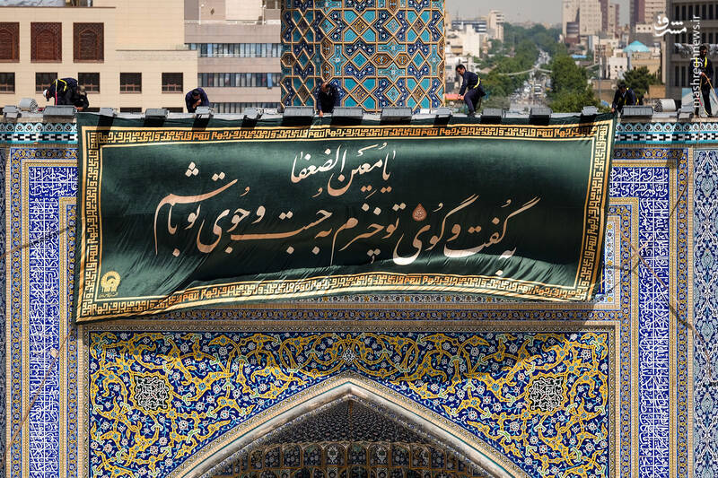 عکس/ نصب کتیبه‌های ولادت امام رضا(ع) در حرم رضوی