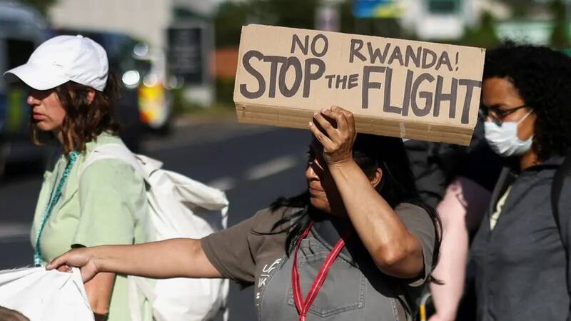 چرا پناهجویان در انگلیس به رواندا فرستاده می شوند؟
