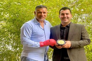 دستکش المپیک هدیه سجاد به علی دایی + عکس