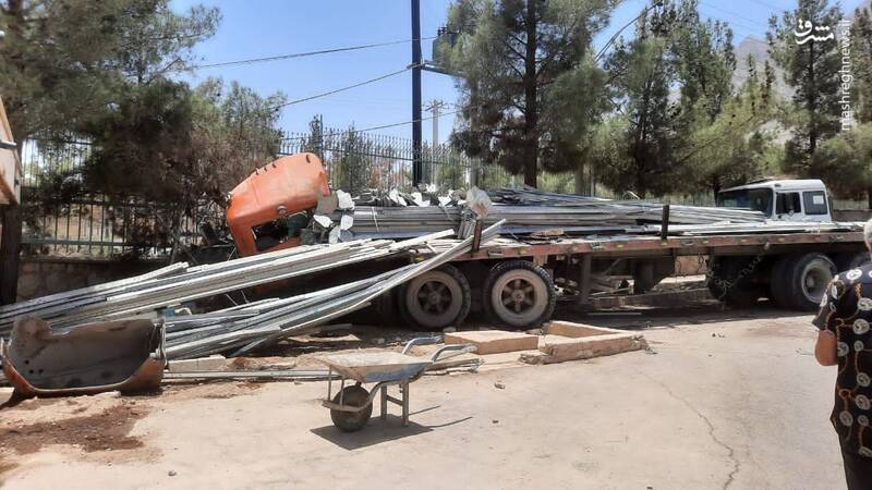 عکس/ برخورد هولناک تریلی با درخت