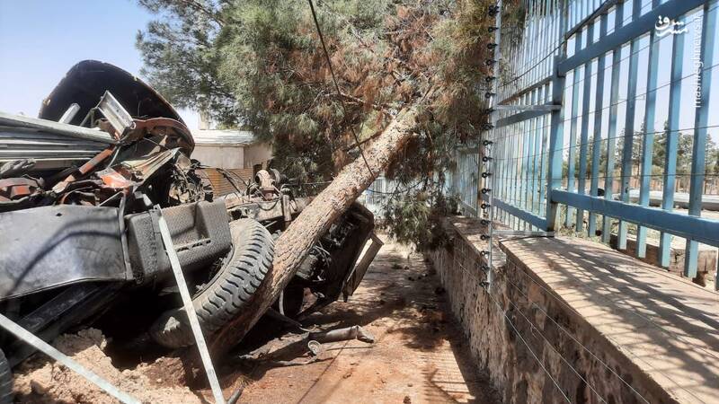 عکس/ برخورد هولناک تریلی با درخت